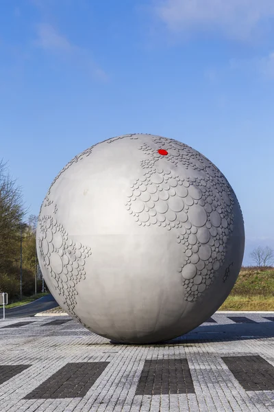 Globe op het hoofdkwartier van beroemde camera gebruiksvriendelijk Leitz — Stockfoto