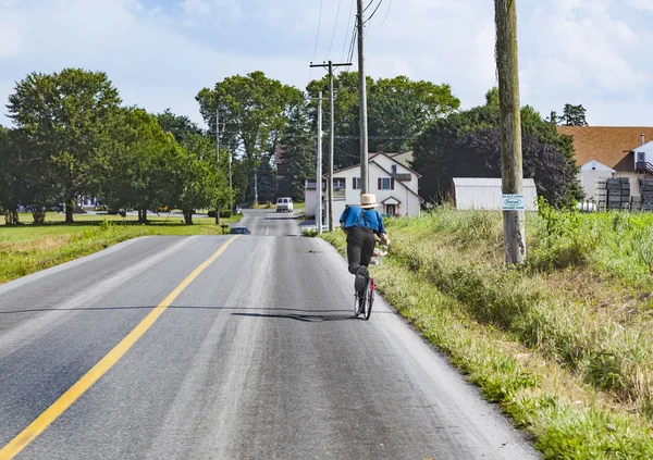 Amish adam onun itme motorla Lancaster için sürmek. — Stok fotoğraf