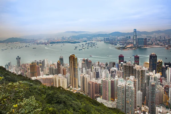 Hong Kong view from Victoria Peak to the bay and the illuminated — Stock Photo, Image
