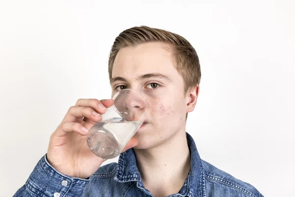 かわいい 10 代の少年の飲料水の肖像画 — ストック写真