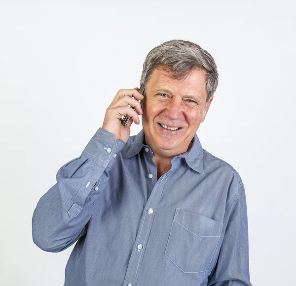 Freundlich lächelnder Mann mit dem Smartphone — Stockfoto