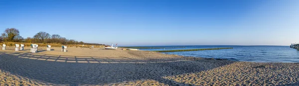 Plaża w godzinach porannych z leżakami i fisher łódź — Zdjęcie stockowe