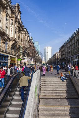  Kaiserstrasse Frankfurt önünde insanlarda meydanının tren