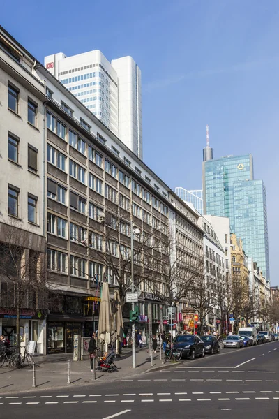 Улица Франкфурта-на-Майне с небоскребом — стоковое фото