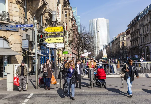 Oamenii traversează strada în fața trenului din Frankfurt — Fotografie, imagine de stoc