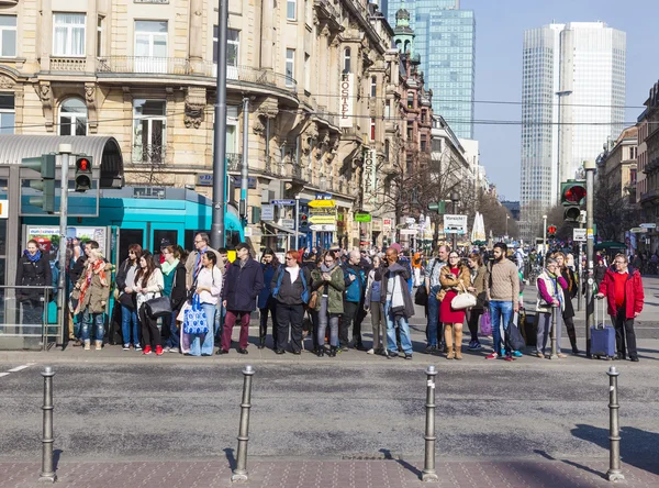 Les gens traversent la rue à l'endroit en face du train de Francfort — Photo