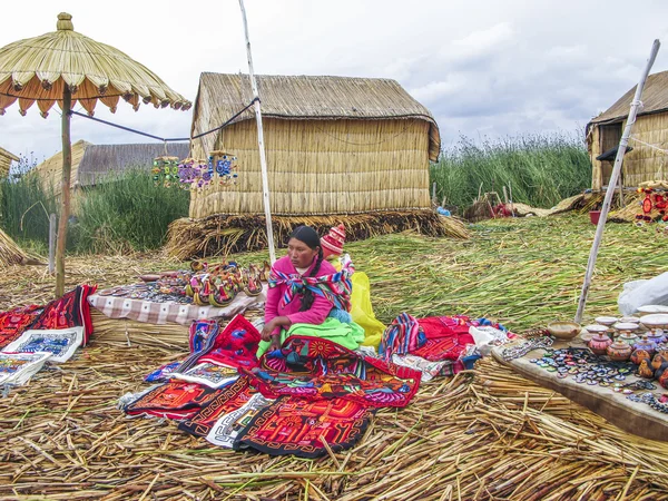 Местные женщины в традиционной одежде продают ремесла — стоковое фото