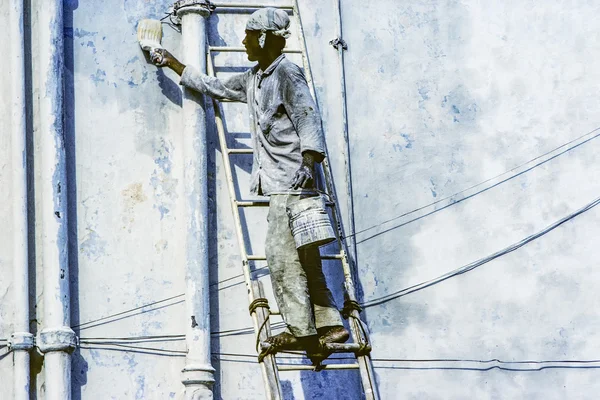 Lokale schilder schildert de oude muur in de typische blauwe kleur in J — Stockfoto