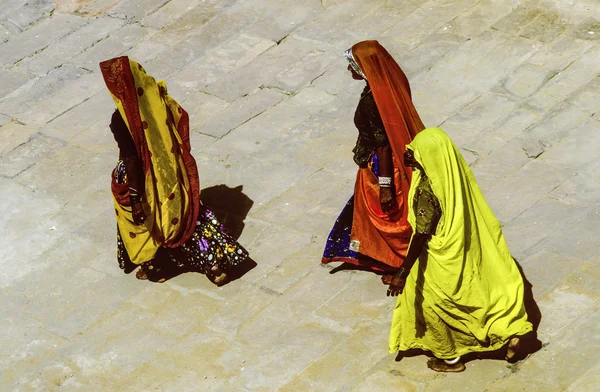 Mulheres em roupas tradicionais andar descalço na área do templo em — Fotografia de Stock