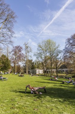 insanlar Palmengarten açık alanda rahatlatıcı keyfini çıkarın
