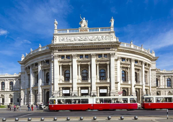 Pessoas em frente à Ópera Estatal de Viena - o Hofburg — Fotografia de Stock