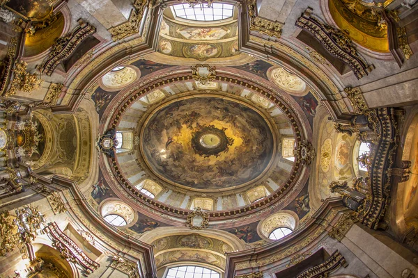 Interior da Igreja de São Pedro, uma paróquia barroca católica romana — Fotografia de Stock