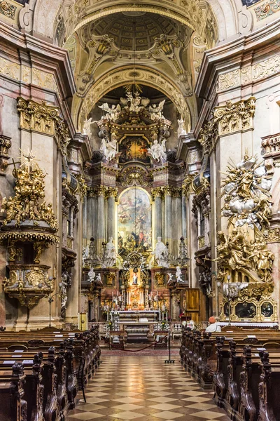 聖ペテロ教会、バロック様式のローマ カトリック教区のインテリア — ストック写真