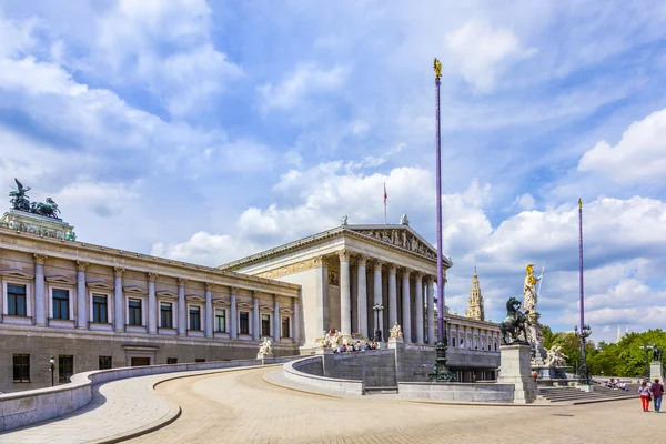 People relax at fountain of  The Austrian Parliament Building — Stock Photo, Image