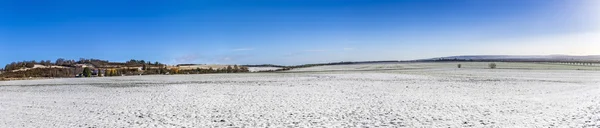 Χειμερινό τοπίο με λευκά πεδία που καλύπτονται — Φωτογραφία Αρχείου
