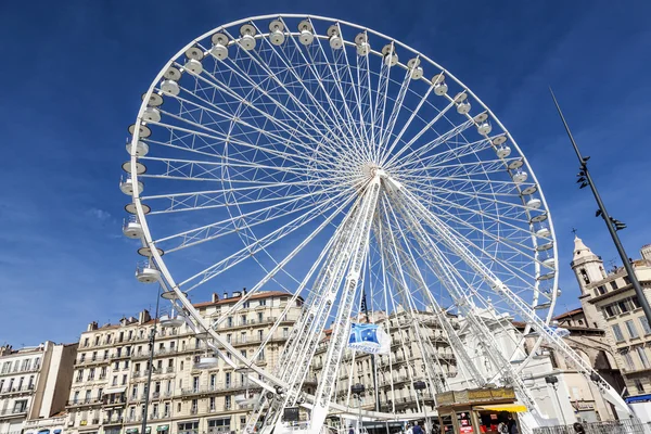 Människor njuta av stora pariserhjul mot en blå himmel i Marseille — Stockfoto