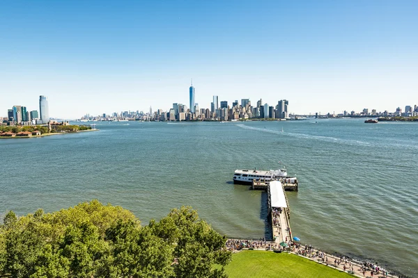 Malerischer Blick von der Ellis-Insel in die Innenstadt von New York — Stockfoto