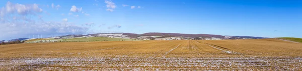 Paesaggio rurale con campi innevati — Foto Stock