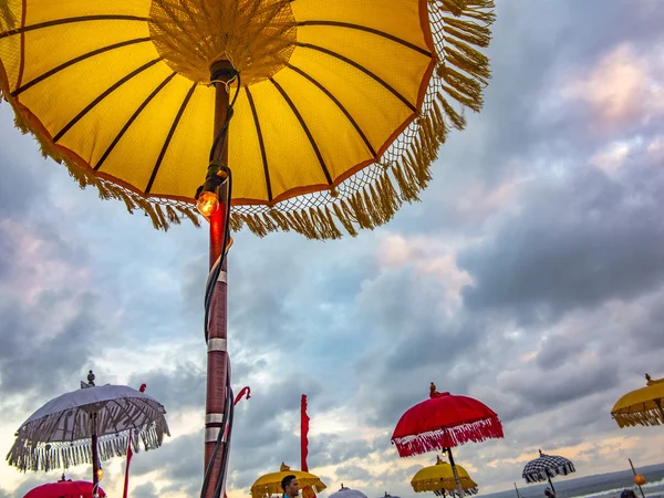 Ombrelli cerimoniali tradizionali e bandiere sulla spiaggia durante la cerimonia — Foto Stock