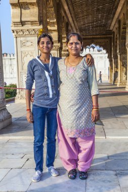 insanlar Delhi kırmızı kale ziyaret edin.