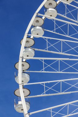 Marsilya'daki mavi gökyüzü karşı büyük dönme dolap