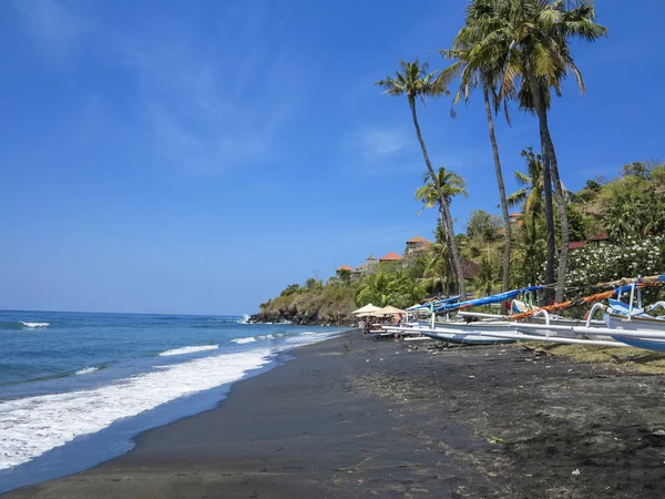 Tropical beach with fishing boats and palm trees in Baki — Stock Photo, Image