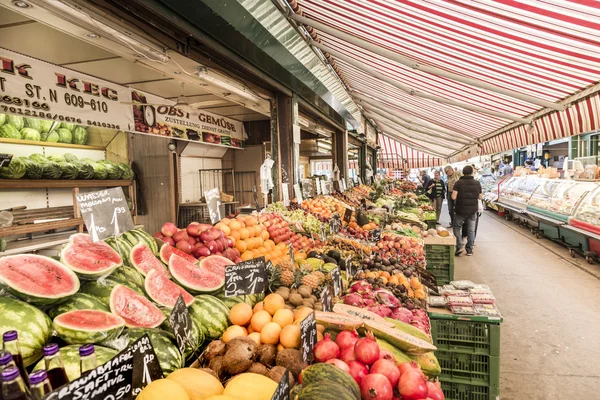 People enjoy the Naschmarket in Vienna — Stock Photo, Image