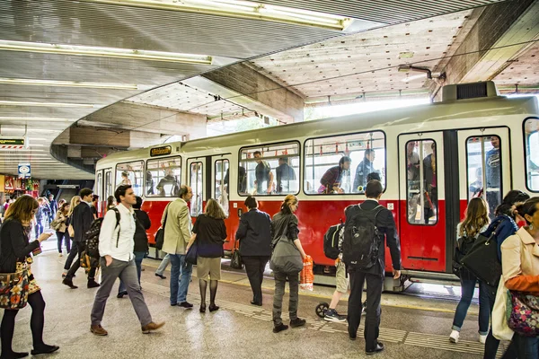 Schwedenplatz Viyana'da, tramvay için bekleyenler — Stok fotoğraf