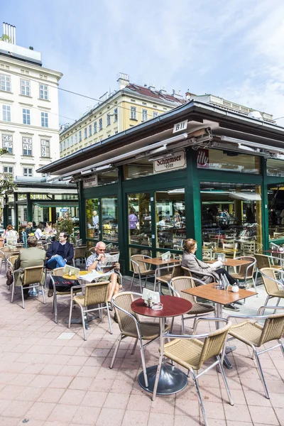 Människor njuta av Naschmarket i Wien — Stockfoto