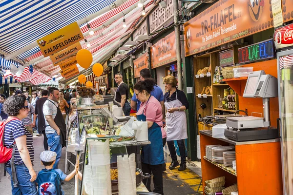 Ludzie cieszyć się bazar Naschmarket w Wiedniu — Zdjęcie stockowe