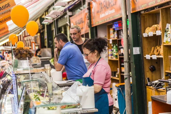 Ludzie cieszyć się bazar Naschmarket w Wiedniu — Zdjęcie stockowe