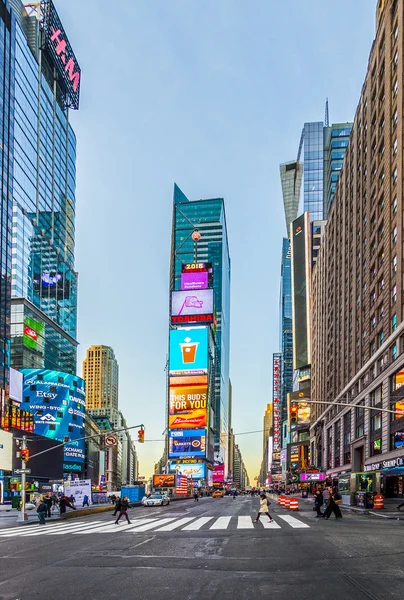 Times Square, con teatros de Broadway y un gran número de — Foto de Stock