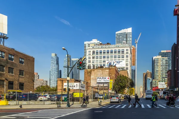 Street view with people in the neighborhood Hells Kitchen  in Ne — Stock Photo, Image