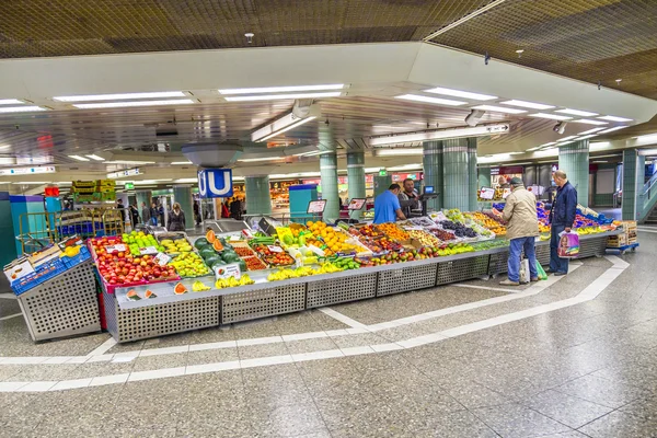 Ludzie sprzedają owoce na stacji kolejowej Hauptwache we Frankfurcie — Zdjęcie stockowe