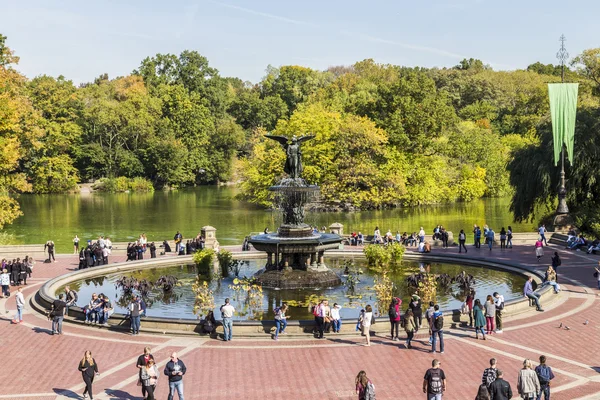 La gente ha un riposo in Central Park, New York — Foto Stock