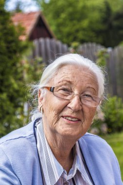   onu bahçede oturan kadın kıdemli