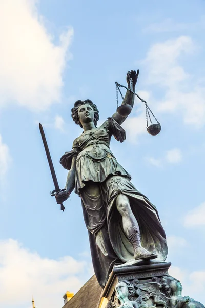 Justificación - Lady Justice - escultura en la plaza de Roemerberg en —  Fotos de Stock