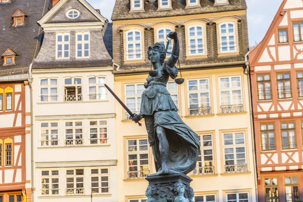 Justitia - Lady rättsväsende - skulptur på Roemerberg torget i — Stockfoto