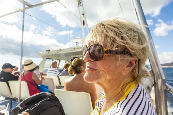 Щаслива літня жінка насолоджується подорожжю на човні — стокове фото