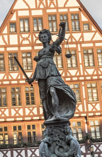 Roemerberg 広場に Justitia - 正義の女神 - 彫刻 — ストック写真