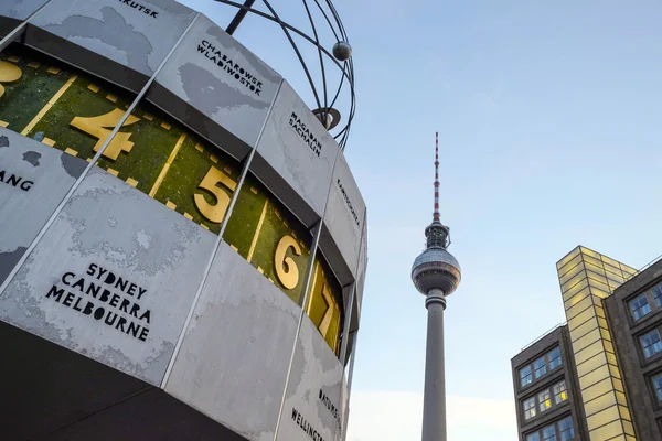 Pohled z náměstí Alexanderplatz na televizní věž v Berlíně — Stock fotografie