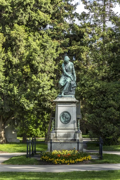 Вид на Центральное кладбище Вены, место, где похоронены известные люди — стоковое фото