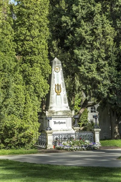 Vista sul Cimitero Centrale di Vienna e sulla tomba di Ludwig van Bee — Foto Stock
