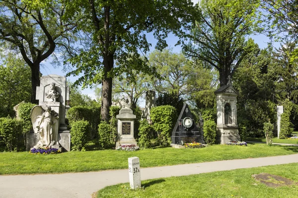 Vista al cementerio central de Viena, el lugar donde la gente famosa — Foto de Stock