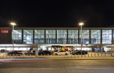 Westbahnhof Viyana cephe gece