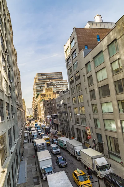 Vista de rua para o bairro Midtown com estacionamento carros em New Yo — Fotografia de Stock