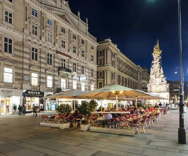 People visit Graben street in Vienna by night — Stock Photo, Image