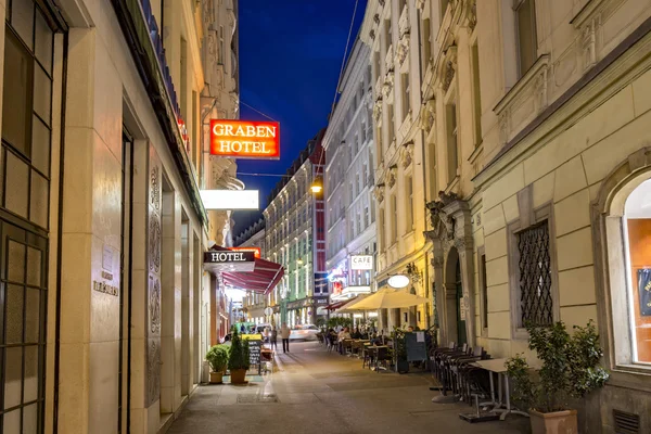 Lidé navštěvují ulice Graben ve Vídni v noci — Stock fotografie