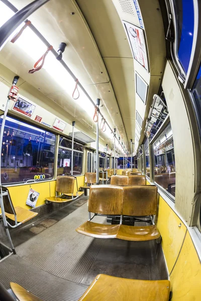 Oude ouderwetse tram door een nacht rit — Stockfoto