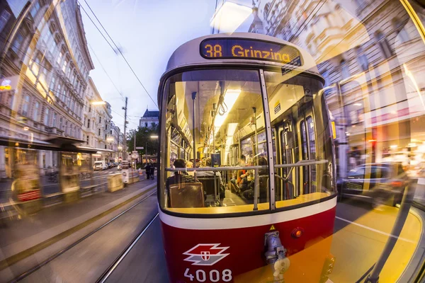 Oude ouderwetse tram door een nacht rit — Stockfoto